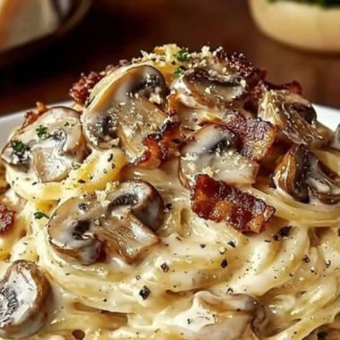 Creamy garlic mushroom and bacon pasta